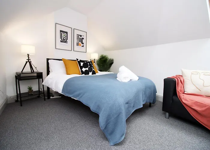 2 Bed Flat Near Stadium With Street Parking By Cto Serviced Apartments