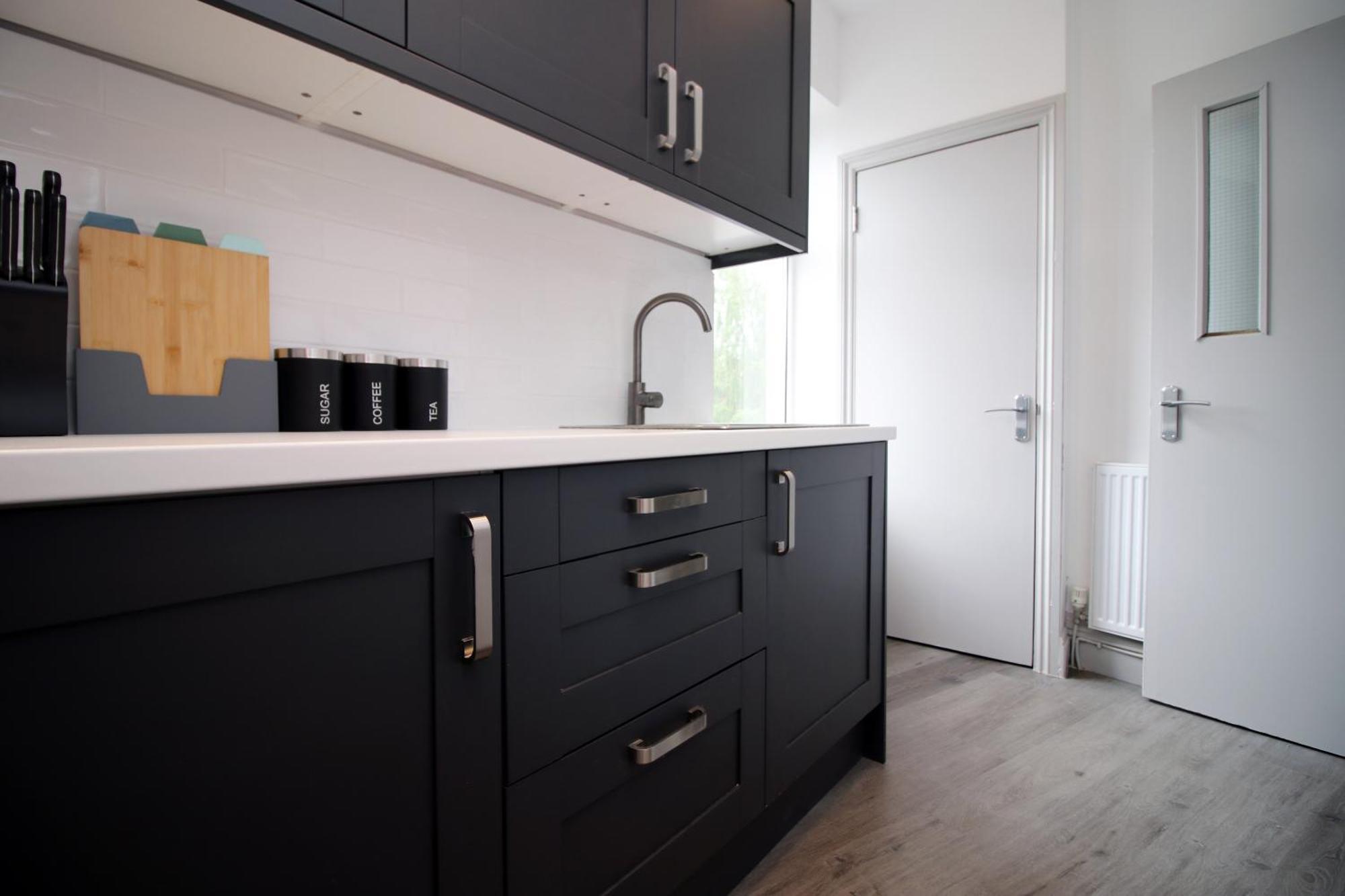 2 Bed Flat Near Stadium With Street Parking By Cto Serviced