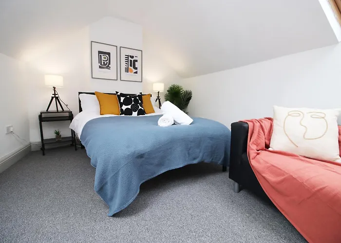 2 Bed Flat Near Stadium With Street Parking By Cto Serviced Apartments