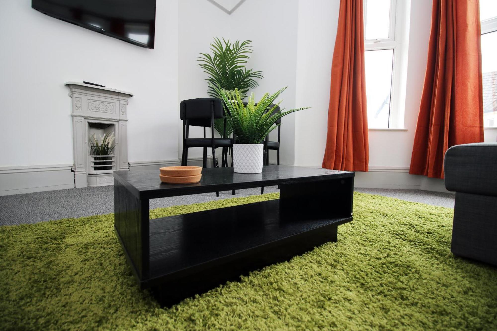 2 Bed Flat Near Stadium With Street Parking By Cto Serviced *