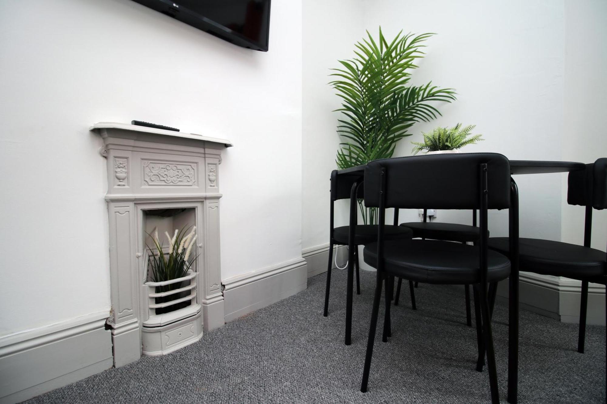 2 Bed Flat Near Stadium With Street Parking By Cto Serviced Cardiff