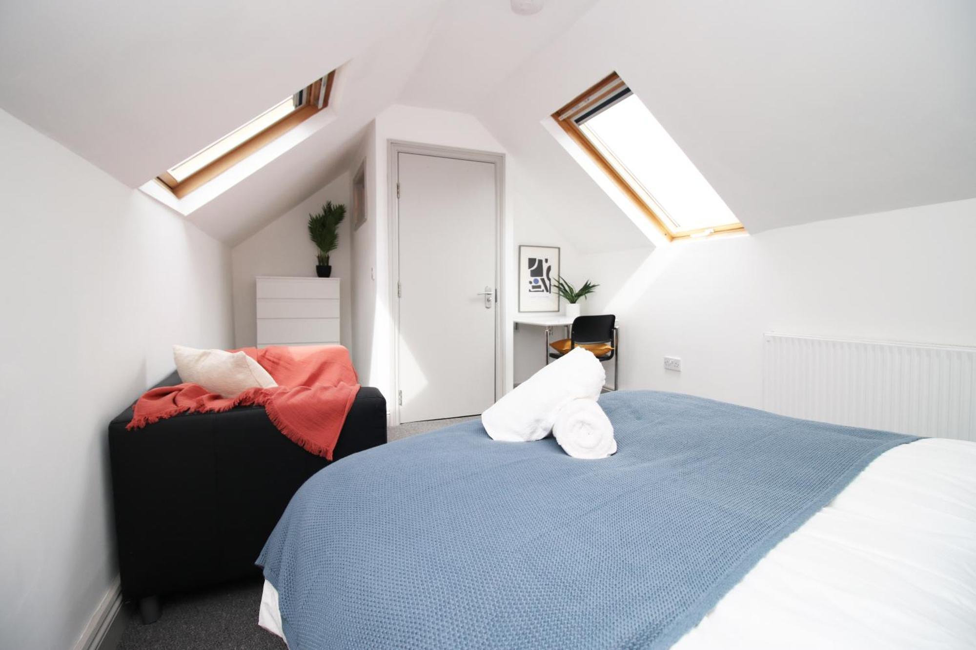 2 Bed Flat Near Stadium With Street Parking By Cto Serviced