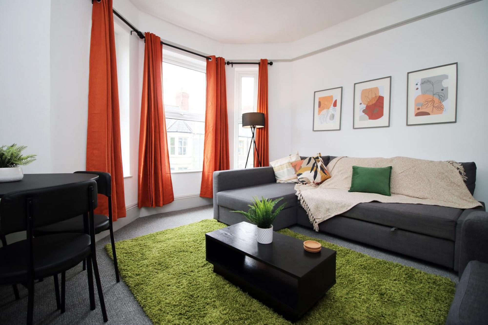 2 Bed Flat Near Stadium With Street Parking By Cto Serviced Apartment