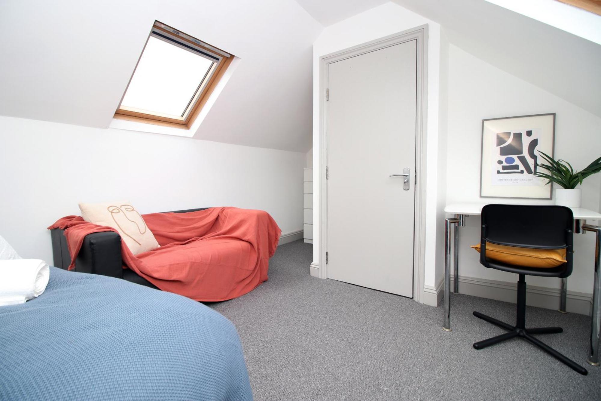 Apartment 2 Bed Flat Near Stadium With Street Parking By Cto Serviced *