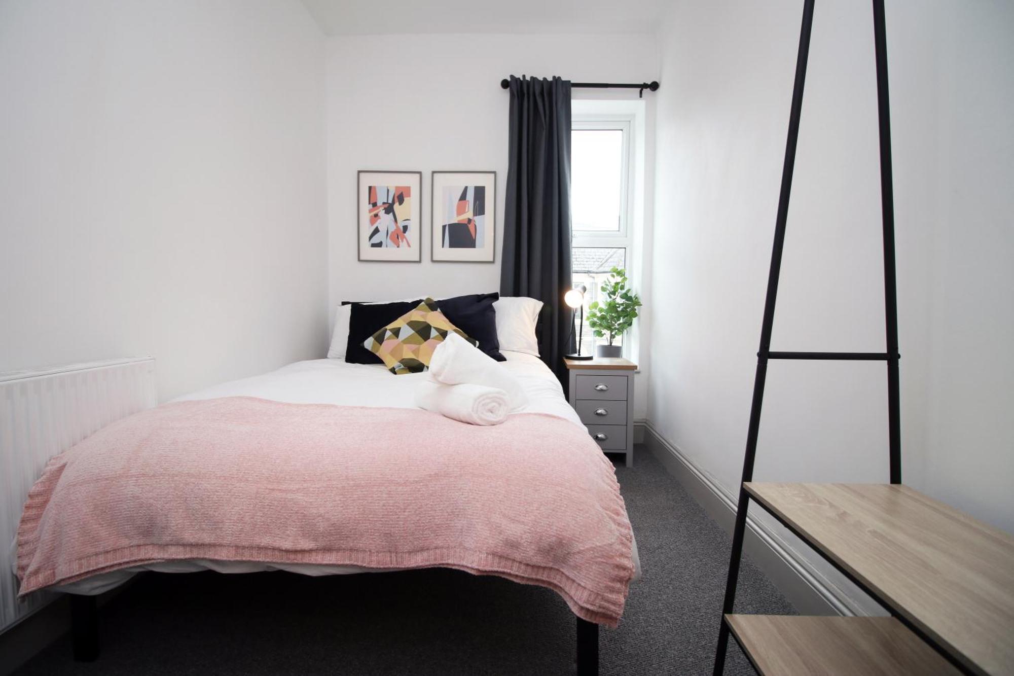 Apartment 2 Bed Flat Near Stadium With Street Parking By Cto Serviced