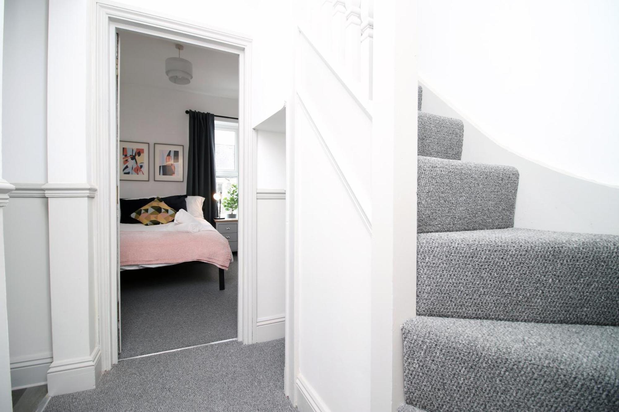 2 Bed Flat Near Stadium With Street Parking By Cto Serviced Apartment *