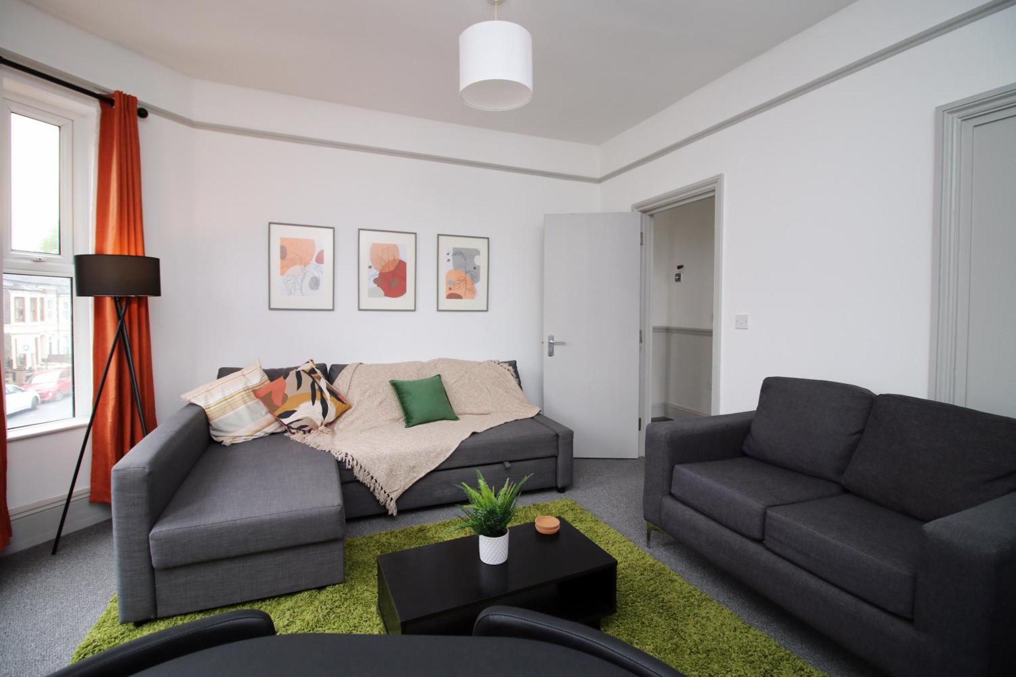 2 Bed Flat Near Stadium With Street Parking By Cto Serviced * Cardiff