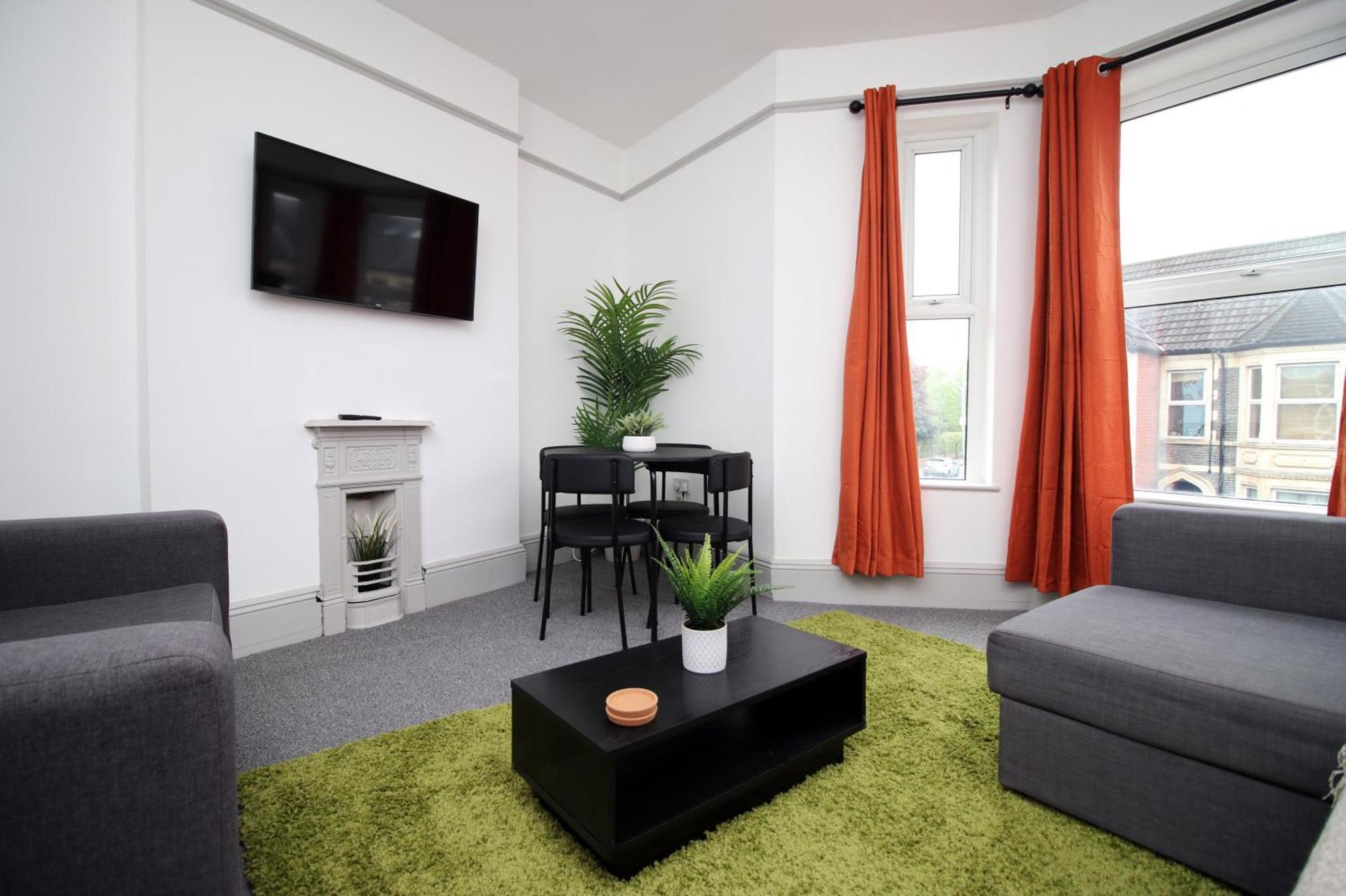 2 Bed Flat Near Stadium With Street Parking By Cto Serviced