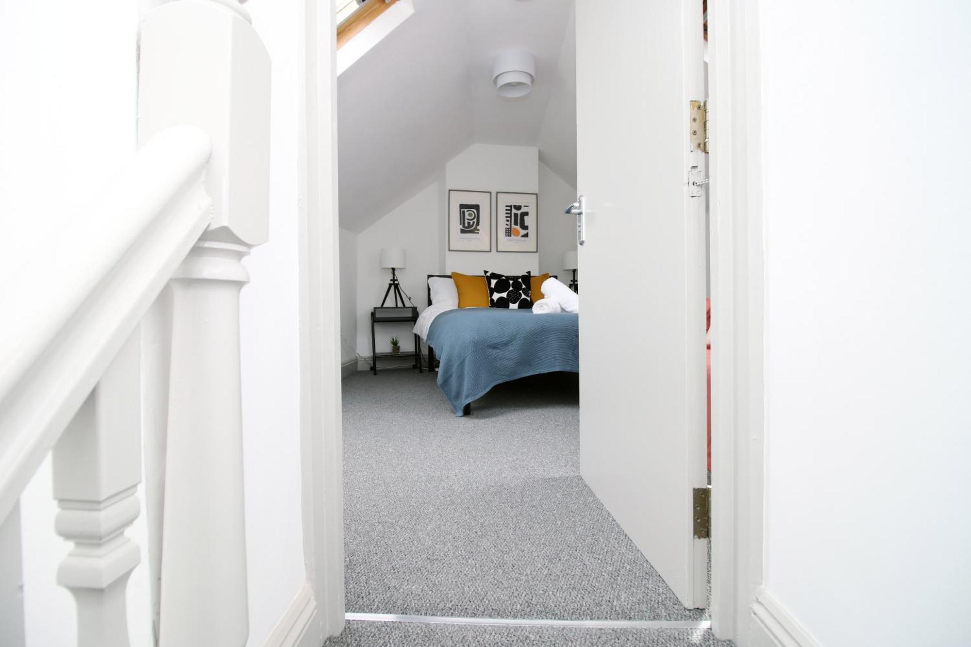 Apartment 2 Bed Flat Near Stadium With Street Parking By Cto Serviced