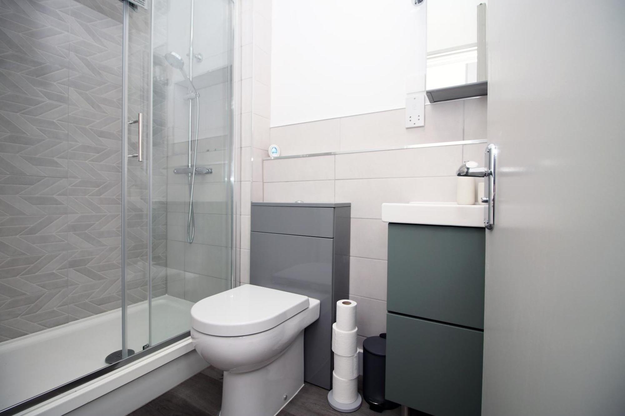 2 Bed Flat Near Stadium With Street Parking By Cto Serviced