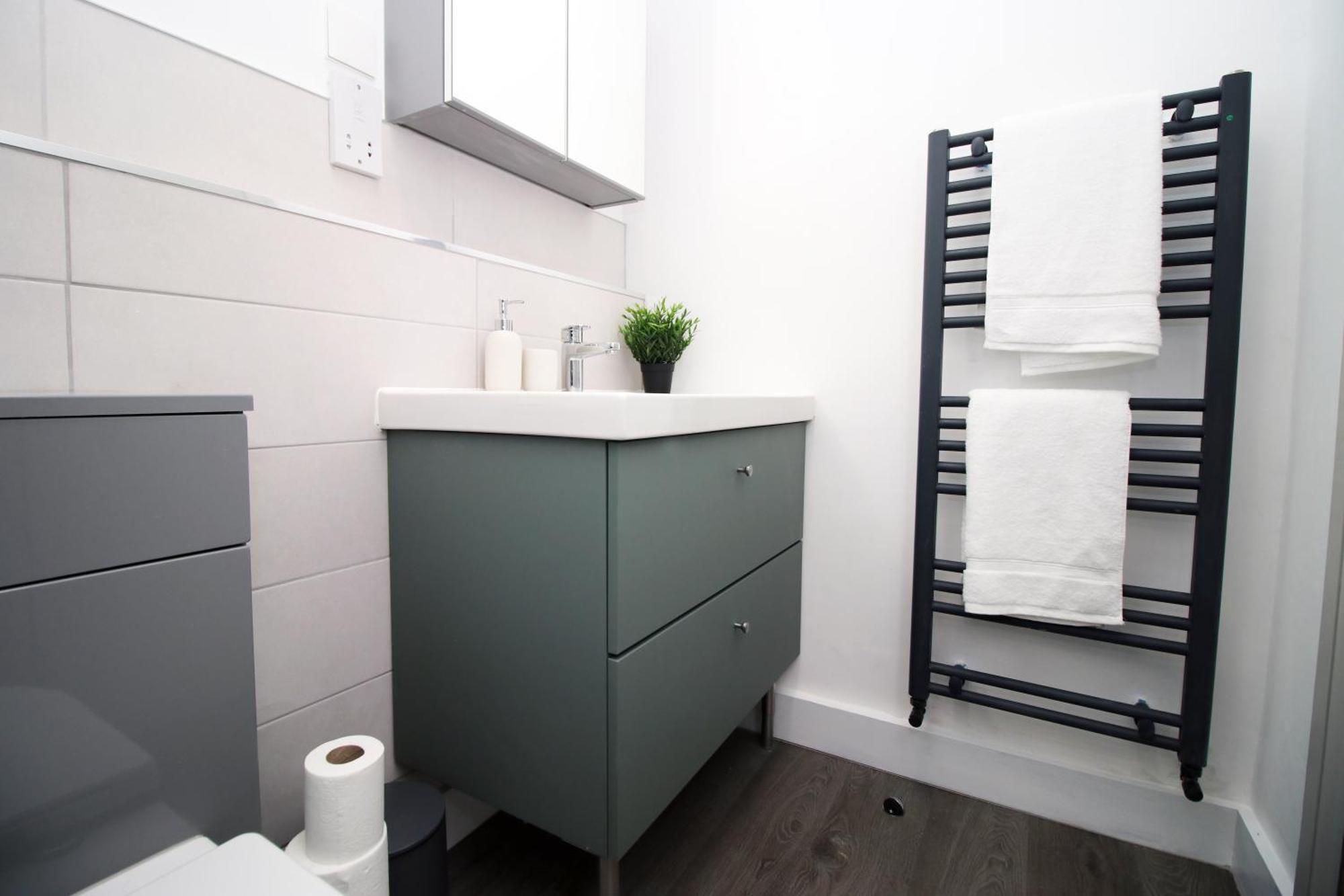2 Bed Flat Near Stadium With Street Parking By Cto Serviced Apartment