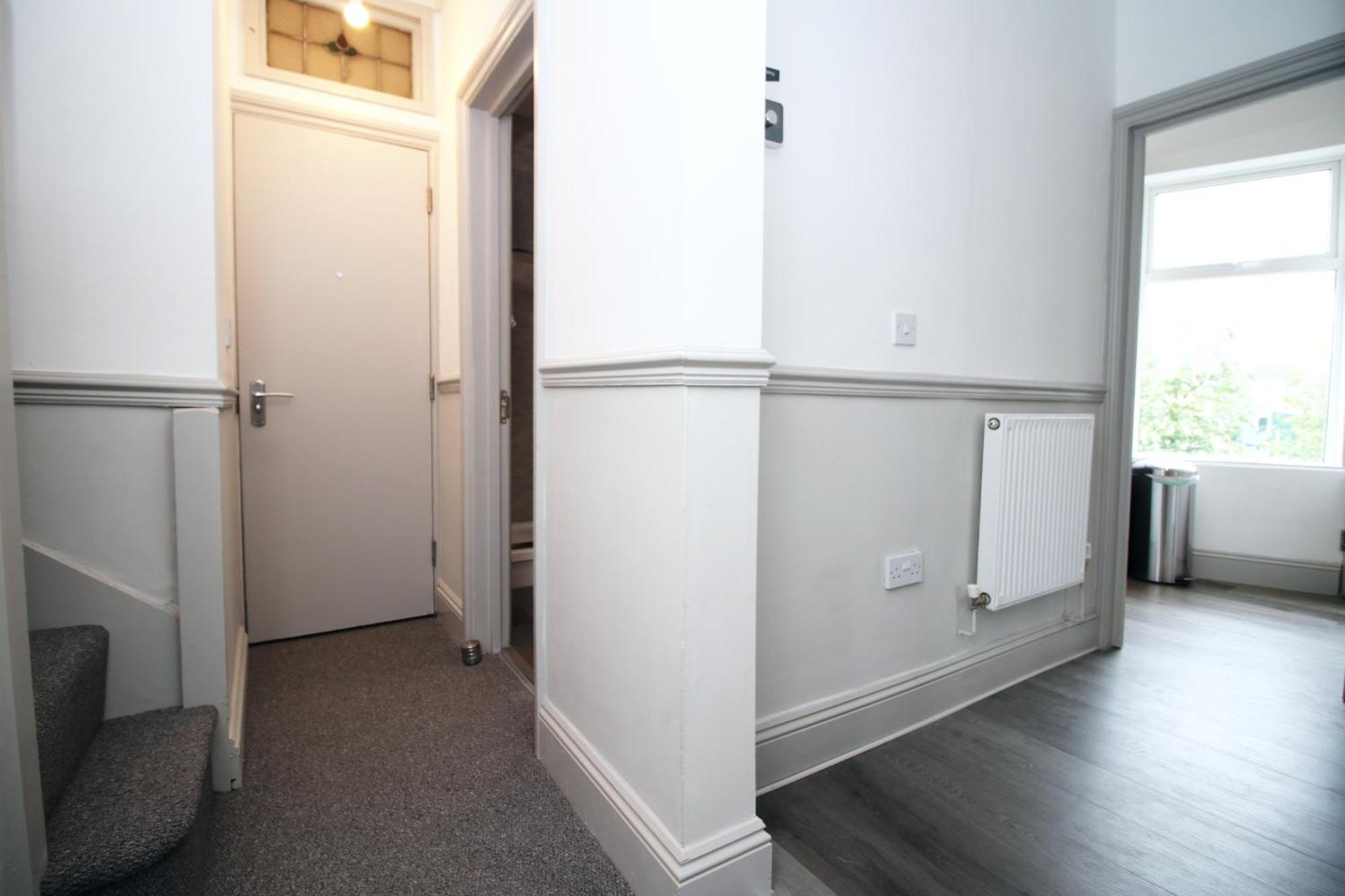 Apartment 2 Bed Flat Near Stadium With Street Parking By Cto Serviced