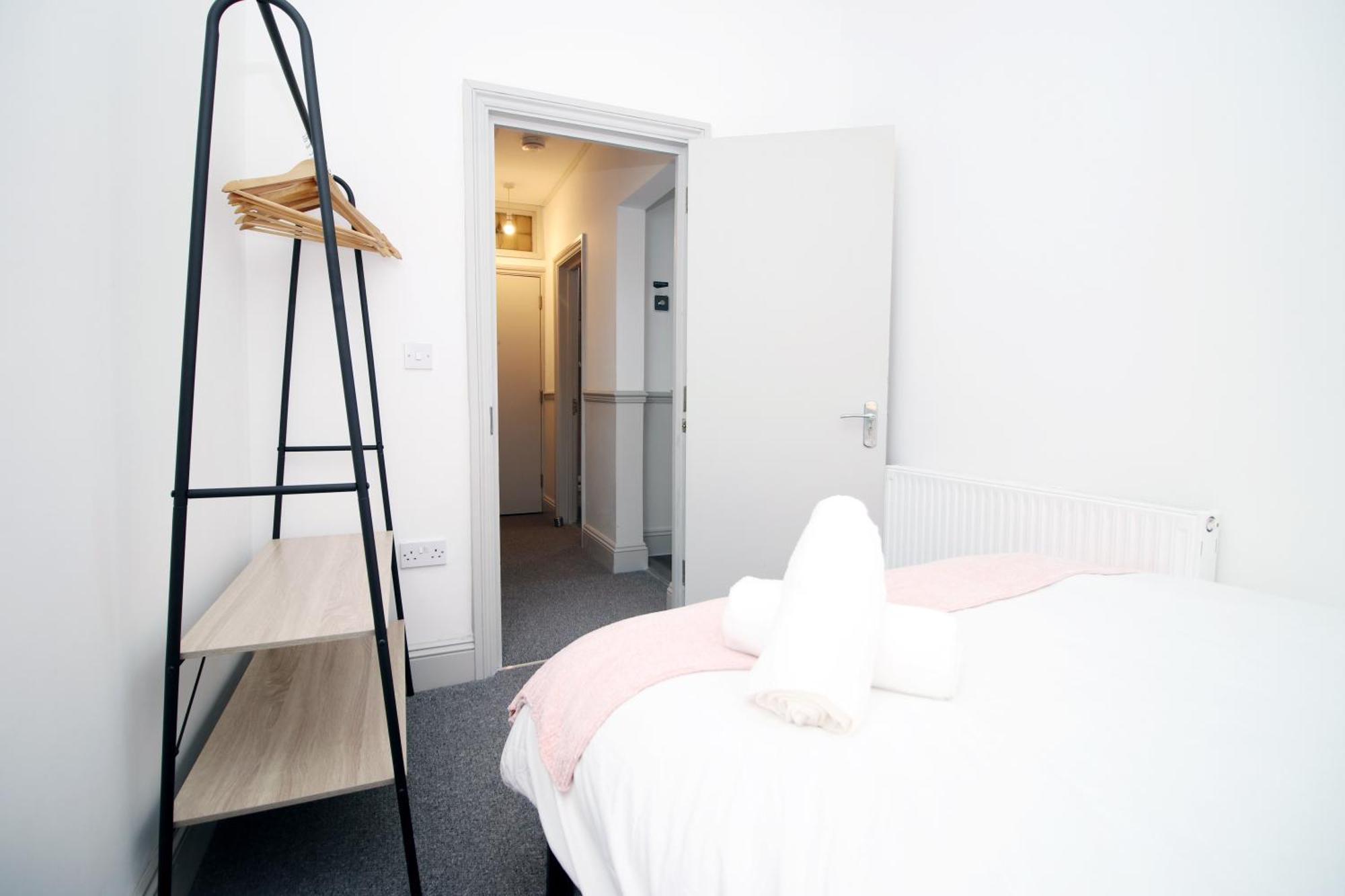 Apartment 2 Bed Flat Near Stadium With Street Parking By Cto Serviced *