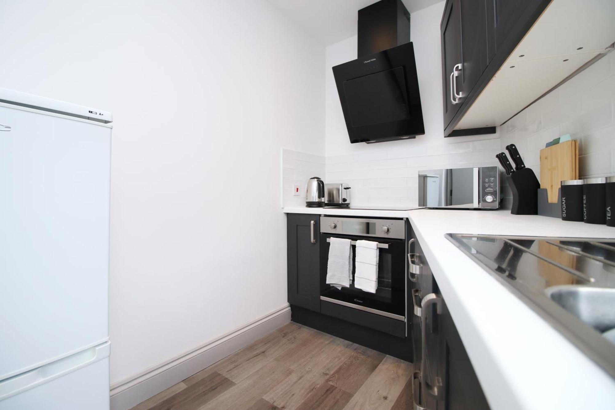 2 Bed Flat Near Stadium With Street Parking By Cto Serviced Cardiff