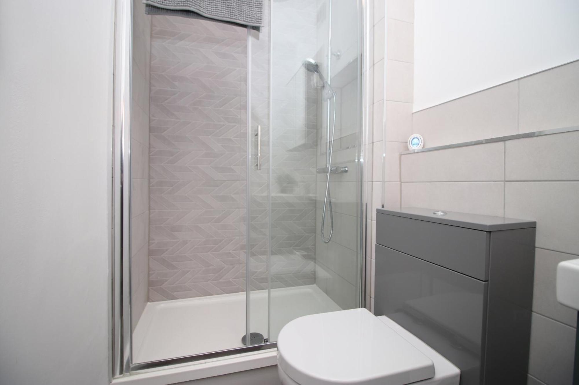 Apartment 2 Bed Flat Near Stadium With Street Parking By Cto Serviced