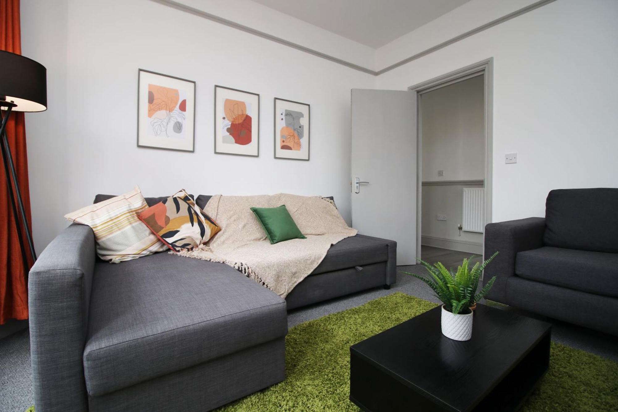 2 Bed Flat Near Stadium With Street Parking By Cto Serviced Apartment Cardiff